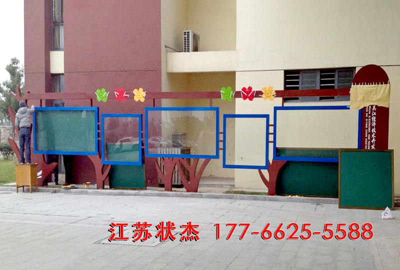 江蘇蘇州吳江花港迎春小學(xué)校園宣傳欄安裝城