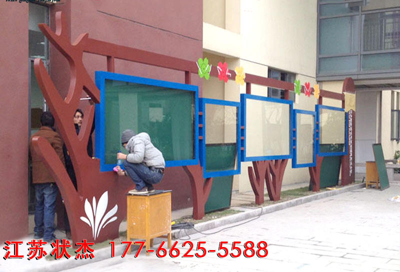 江蘇蘇州吳江花港迎春小學(xué)校園宣傳欄安裝城
