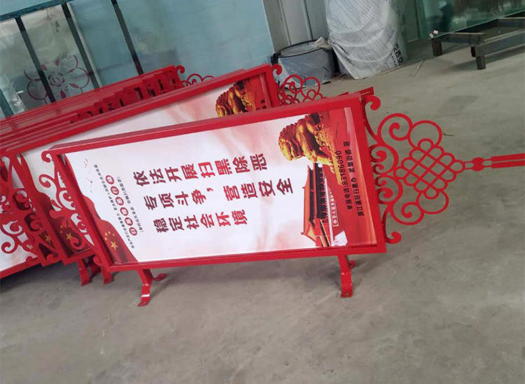 江蘇淮安掃黑除惡燈桿燈箱廣告牌裝車中